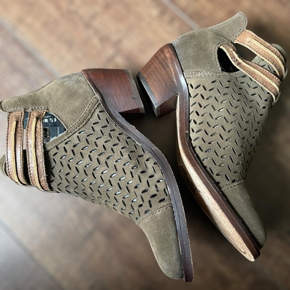 CIRCLE G Laser Cut Suede Ankle Booties •Size 8.5 • Women - Picture 3 of 16